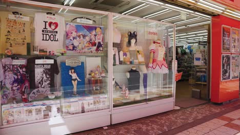 Trajes-Japoneses-En-La-Tienda-De-Anime-En-Nipponbashi-Denden-Town