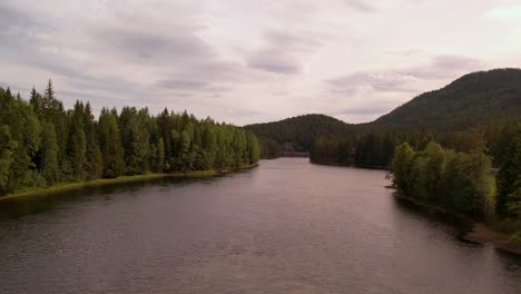 Mit-Der-Drohne-über-Einen-Fluss-In-Kurzer-Entfernung-Zum-Fluss-Entlang-In-Norwegen