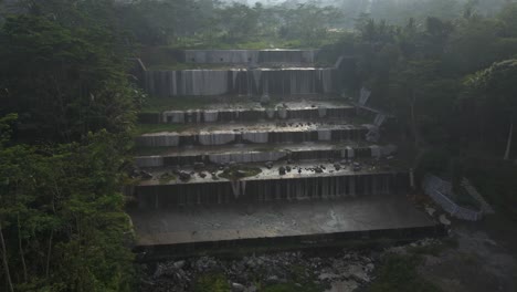 Luftaufnahme-Des-Watu-Wasserfalls-Bei-Wunderschönem-Sonnenaufgang-Im-Dschungel-Von-Indonesien,-Asien