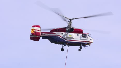 Un-Helicóptero-De-Extinción-De-Incendios-Kamov-Ka-32t-Sale-Volando-Después-De-Llenar-El-Cubo-De-Agua.