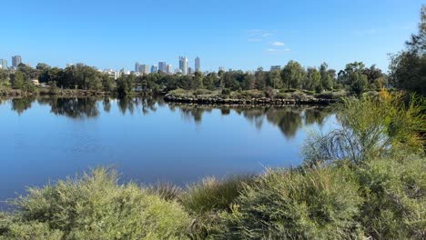 Blick-über-Einen-See-Auf-Die-Skyline-Von-Perth-In-Der-Ferne-Im-Westen-Australiens