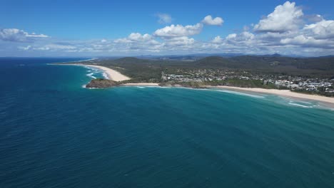 Playa-De-Cabarita-Y-Promontorio-De-Norries-En-Nueva-Gales-Del-Sur,-Australia-Durante-El-Día---Toma-Aérea-Con-Drones