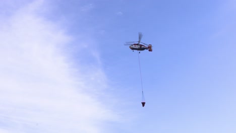 Ein-Kamov-Ka-32T-Feuerlöschhubschrauber-Fliegt-Ein,-Um-Den-Helibucket-Mit-Wasser-Zu-Füllen