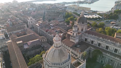 Drone-Panorámico-Sobre-Las-Catedrales-De-Catania-En-Sicilia