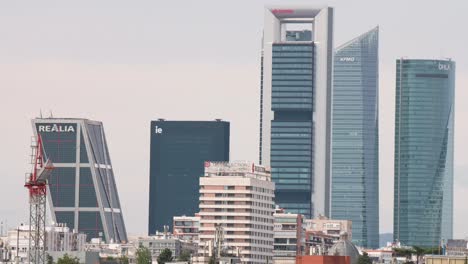 Edificios-De-Oficinas-De-Rascacielos-En-El-Distrito-Financiero-Del-área-De-Negocios-De-Cuatro-Torres,-También-Llamado-área-De-Negocios-De-Cuatro-Torres,-En-Madrid,-España