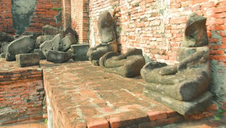 Estatuas-Budistas-Tailandesas-Rotas-En-Los-Terrenos-Del-Templo-Histórico-De-Ayutthaya-En-Tailandia