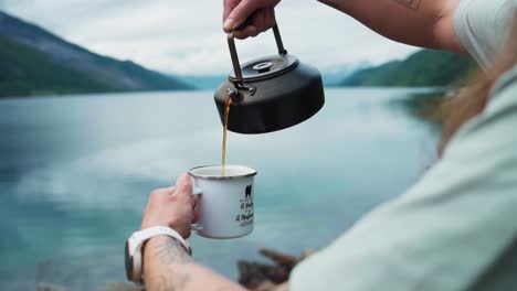 Kaffee,-Der-Auf-Dem-Morgencampingplatz-In-Eine-Tasse-Gegossen-Wird---Nahaufnahme