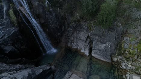 Wasserfall-In-Den-Wunderschönen-Bergen