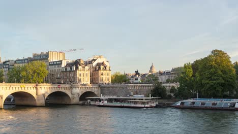 Espectacular-Puesta-De-Sol-Sobre-Pont-Neuf-Paris:-Histórico-Puente-Francés-Con-Silueta-De-Panteón,-Paisaje-Nocturno-Romántico,-Monumentos-Emblemáticos,-Destino-Turístico-Europeo