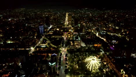 Tirana-Bei-Nacht-Von-Oben-Gesehen,-Die-Beleuchteten-Gebäude,-Der-Boulevard,-Die-Hotels,-Die-Pyramide,-Der-Kongresspalast,-Die-Hauptstadt-Albaniens-Mit-Drohnenblick