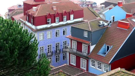 Casas-Decoradas-Con-Fachadas-Coloridas-Y-Vibrantes-Típicas-Portuguesas,-Azulejos-Blancos-Y-Azules