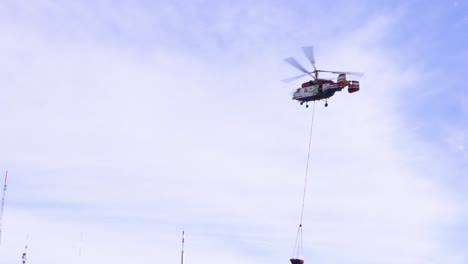 Ein-Kamov-Ka-32T-Feuerlöschhubschrauber-Beim-Befüllen-Des-Wassereimers