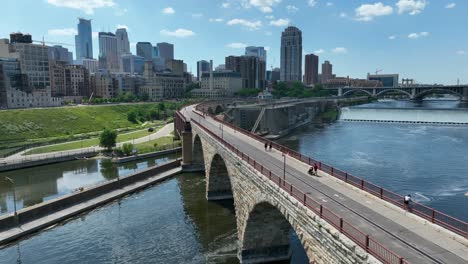 Die-Stone-Arch-Bridge-Ist-Eine-Ehemalige-Eisenbahnbrücke-über-Den-Mississippi-River-Bei-Saint-Anthony-Falls-In-Der-Innenstadt-Von-Minneapolis,-Minnesota