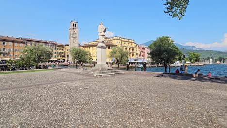 POV-A-La-Altura-De-Los-Ojos-Sobre-El-Lago-De-Garda,-Italia.-Escena-Callejera