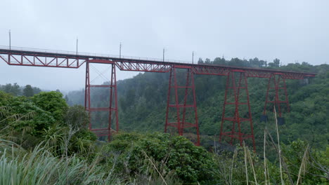Spectacular-view-of-the-historic-Makatote-Viaduct,-an-engineering-marvel-amidst-breathtaking-natural-beauty