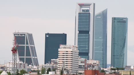 Edificios-De-Oficinas-De-Rascacielos-En-El-Distrito-Financiero-Del-área-De-Negocios-De-Cuatro-Torres,-También-Llamado-área-De-Negocios-De-Cuatro-Torres,-En-Madrid,-España