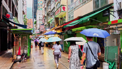 Tageszeitlupe-Von-Menschen-Mit-Regenschirmen-Auf-Der-Tai-Yuen-Street-In-Hongkong-Bei-Regen