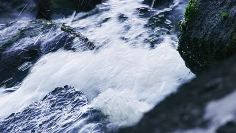Wasser-Fließt-In-Stromschnellen,-Nahaufnahme