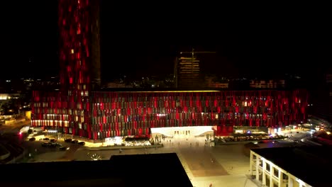 Air-Albania-Arena-Stadion-Mit-Farbenfroher-Fassade-Bei-Nacht-In-Tirana,-Wunderschönes-Hotel-Und-Gepflasterter-Platz-Für-Fußballfans-Und-Musikkonzerte