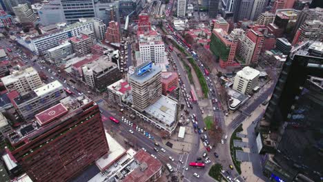 Überführung-Von-Straßen-Mit-Hohem-Fahrzeugverkehr-Und-Roten-Bussen-Des-öffentlichen-Nahverkehrs-In-Santiago,-Chile,-Tobalaba-Sektor