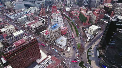 Paso-Elevado-De-Calles-Con-Alto-Tránsito-Vehicular-Y-Buses-Rojos-De-Transporte-Público-En-Santiago-De-Chile,-Sector-Tobalaba