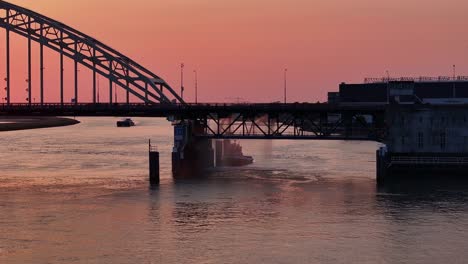 Spektakulärer-Sonnenuntergangshimmel-Am-Fluss-Noord,-Rotterdam,-Niederlande-Statisch