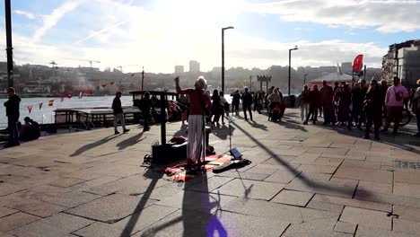 Typische-Straßenmusikszene,-Die-In-Porto,-Portugal,-Singt-Und-Gitarre-Spielt