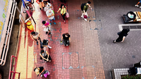 Vista-Desde-Arriba-De-Personas-Haciendo-Fila-Para-Tomar-El-Autobús-En-Una-Calle-De-Hong-Kong