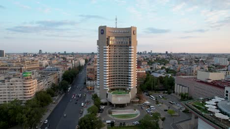 Vista-Aérea-Giratoria-Del-Intercontinental,-Bucarest,-Rumania,-Al-Amanecer.