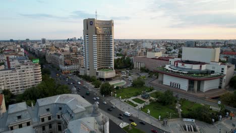 Vista-Aérea-Sobre-La-Plaza-De-La-Universidad-En-Bucarest,-Rumania-Al-Atardecer