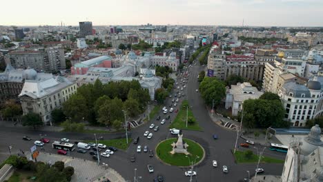 Plaza-De-La-Universidad-En-Bucarest,-Rumania:-Vista-Desde-Un-Dron-Del-Tráfico-En-Una-Rotonda