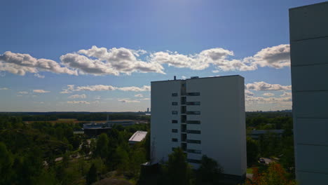 Hinter-Den-Wohnhäusern-Ist-Die-Silhouette-Des-Zentrums-Von-Helsinki-Sichtbar