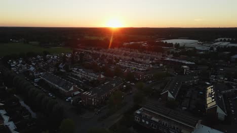 Luftaufnahme-Eines-Wunderschönen-Vorstadtviertels-Bei-Sonnenuntergang