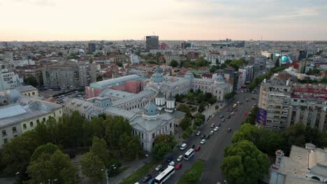 Vista-Aérea-Del-Hospital-De-Coltea-Y-La-Iglesia-De-Coltea,-Plaza-De-La-Universidad,-Bucarest