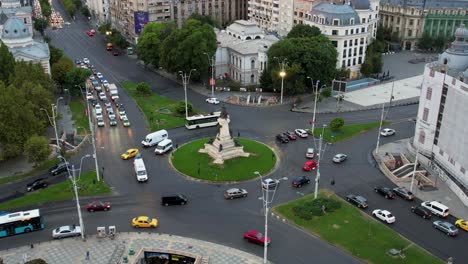 Vista-Aérea-Del-Tráfico-En-La-Plaza-De-La-Universidad,-Bucarest,-Rumania