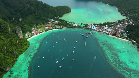 Paradisíaca-Isla-Tailandesa-De-Koh-Phi-Phi-En-El-Mar-De-Andamán,-Vista-Al-Pueblo-De-Tonsai