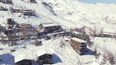 Luftaufnahme-über-Dem-Verschneiten-Dorf-Farellones,-Einem-Malerischen-Bergskigebiet-In-Santiago,-Chile