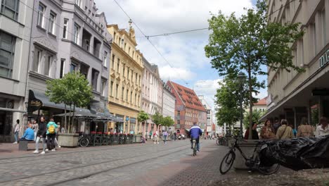 Gente-En-Las-Calles-Cercanas-A-Bürgermeister-fischer-straße-En-El-Centro-De-Augsburgo-En-Alemania