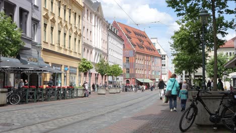 Gente-Caminando-Por-Burgermeister-Fischer-strasse-Con-Weberhaus-En-El-Casco-Antiguo-De-Augsburgo-En-Alemania