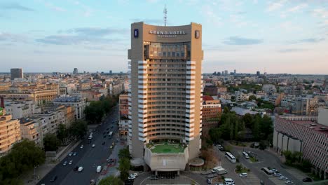 Vista-Aérea-Del-Intercontinental-Envuelta-En-Colores-Naranja-Al-Amanecer,-Bucarest