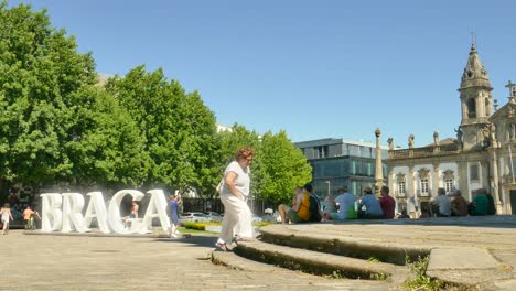 Tourists-walking-in-the-square-of-Largo-Carlos-Amarante-in-Braga,-Portugal