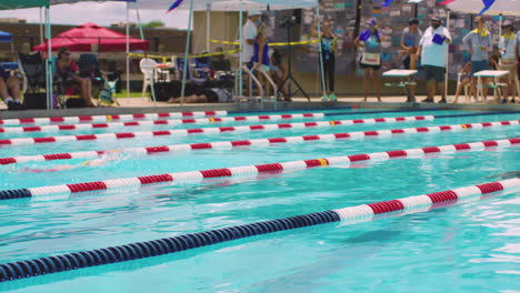 Cuerdas-De-Carril-De-Piscina---Nadador-Haciendo-Estilo-Libre-Durante-La-Competición-De-Natación