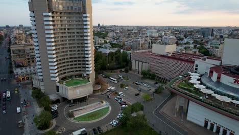 Vista-Aérea-Amplia-De-La-Plaza-De-La-Universidad-En-Bucarest,-Rumania-Al-Amanecer.