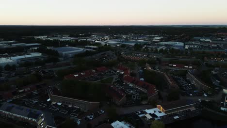 Luftaufnahme-Eines-Wunderschönen-Vorstadtviertels-Bei-Sonnenuntergang