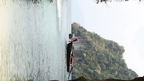 Thailändisches-Longtail-Boot-Vor-Anker-In-Der-Lagune-Der-Insel-In-Krabi,-Thailand