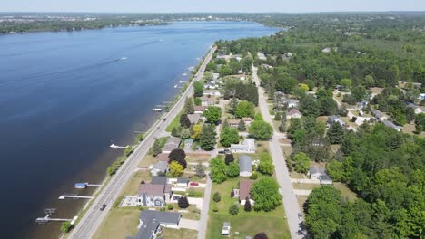 Exotic-town-of-Cadillac-in-Michigan-on-lake-coastline,-aerial-view