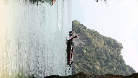 Holz-Longtail-Boot-In-Der-Lagune-Der-Insel-In-Krabi,-Thailand