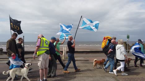 Pro-schottische-Unabhängigkeitsdemonstranten-Mit-Ihren-Hunden-In-Ayr