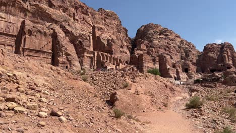 Petra-Tal-Im-Wadi-Musa,-Jordanien-Mit-Der-Schatzkammer-Inmitten-Einer-Felsigen-Und-Bergigen-Landschaft,-Ein-UNESCO-Weltkulturerbe,-Altes-Nabatäisches-Königreich,-4K-Aufnahme
