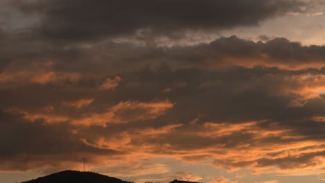 Zeitraffer-Eines-Dramatischen-Sonnenuntergangs-Mit-Orangefarbenen-Wolken,-Wunderschöner-Sonnenuntergang,-Goldener-Himmel,-Wunderschöner-4K-Zeitraffer-Eines-Majestätischen-Sonnenaufgangs-Oder-Sonnenuntergangs,-Wolken,-Himmelslandschaft,-Erstaunliches-Buntes-Licht-Der-Natur,-Himmelshintergrund